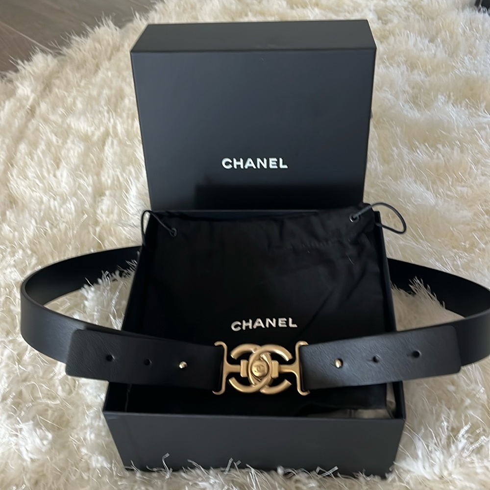 NWT Chanel interlocking CC logo buckle leather belt